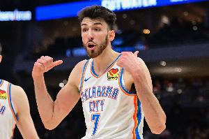 切特今日送出6帽 生涯至少5盖帽的比赛10胜1负 只输给了火箭