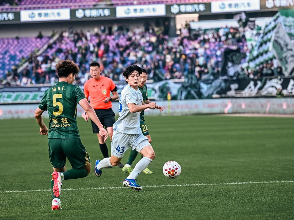 爱游戏入口-中超观察｜超高上座率令人欣喜，争议判罚需要警惕